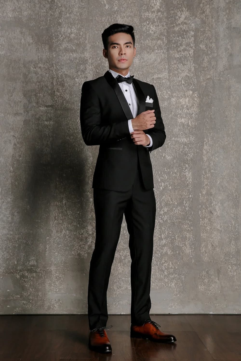 Tuxedo Đen Ve Shawl Satin Một Cúc Khăn Túi Trắng — TUX-092