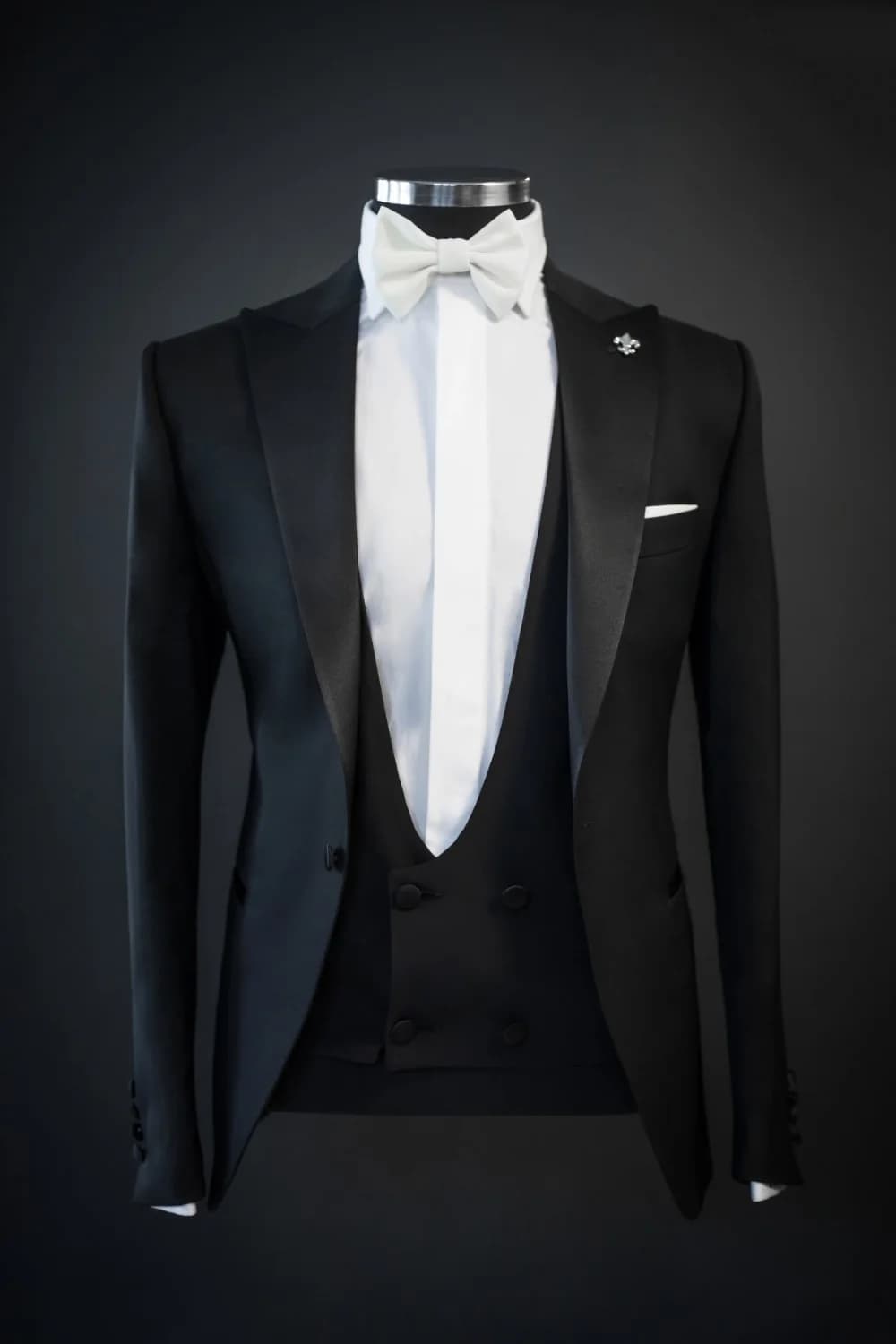 Tuxedo Đen Ve Nhọn Gilê Cổ U Nơ Trắng Ghim Hoa Huệ — TUX-093