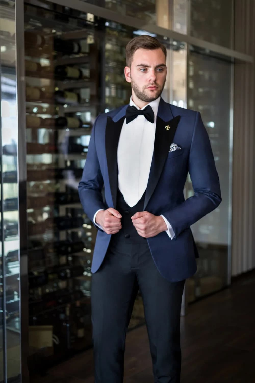 Tuxedo Xanh Navy Bóng Gilê Cổ U Khăn Túi Họa Tiết — TUX-094
