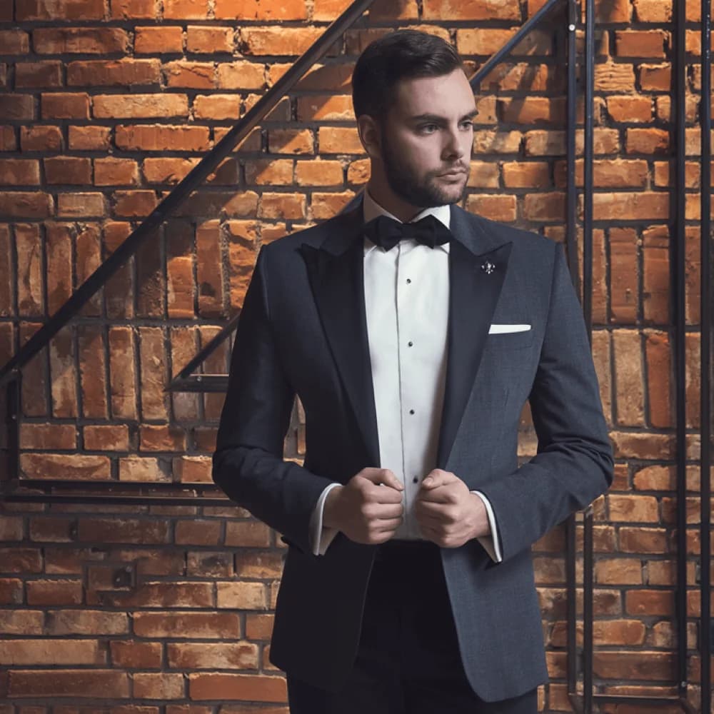 Tuxedo Xám Than Trơn Ve Nhọn Satin Khăn Túi Trắng — TUX-103