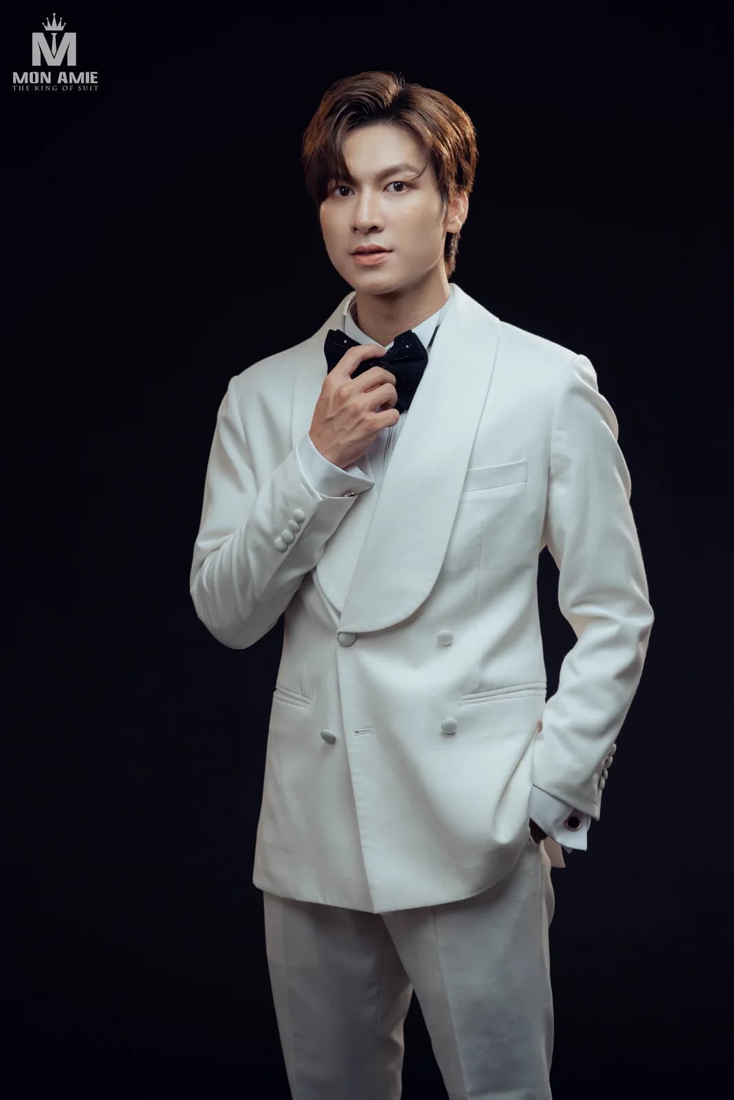 Tuxedo Trắng Hai Hàng Khuy Bọc Vải Ve Shawl Bo Tròn — TUX-115