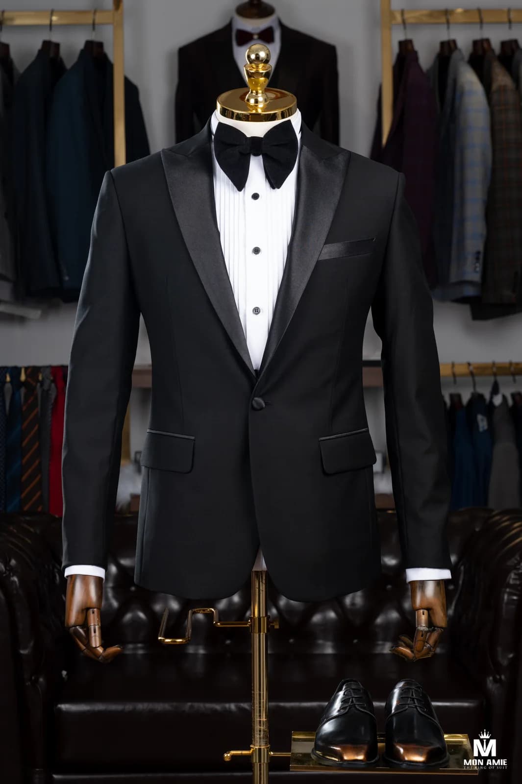 Tuxedo Đen Ve Nhọn Satin Một Nút Nơ Nhung Bản Lớn — TUX-130