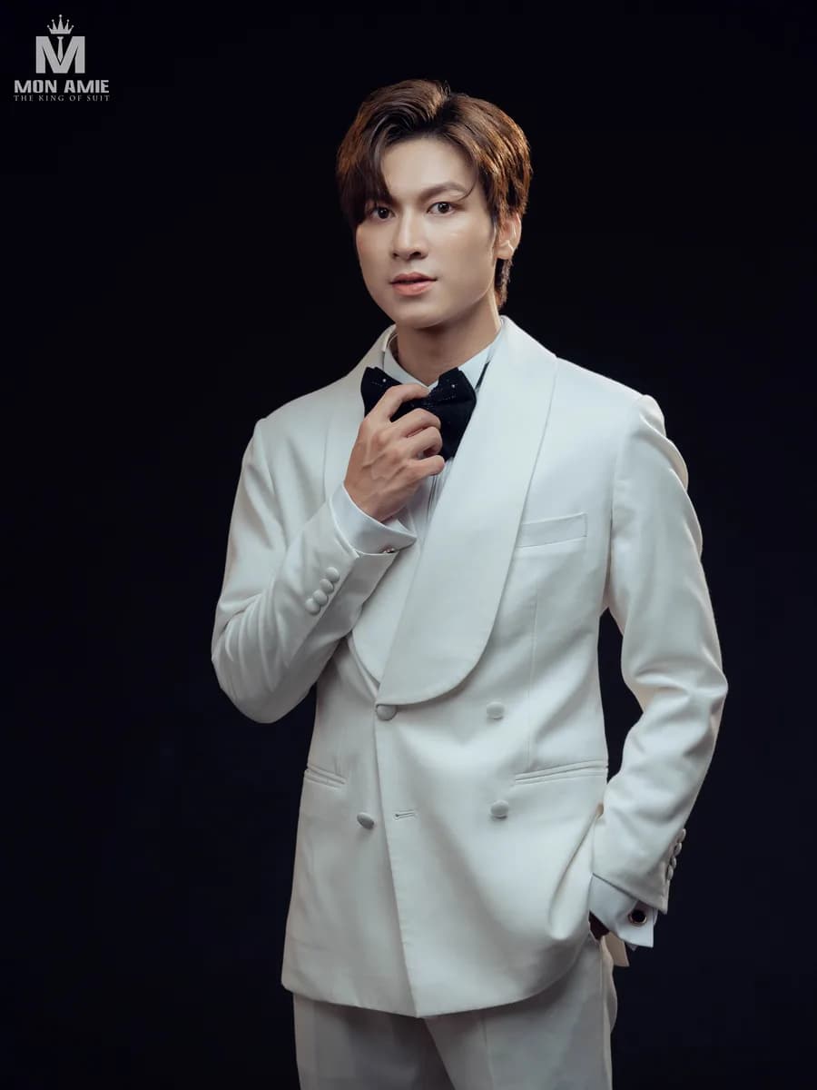 Tuxedo Trắng Hai Hàng Khuy Bọc Vải Ve Shawl Bo Tròn — TUX-115