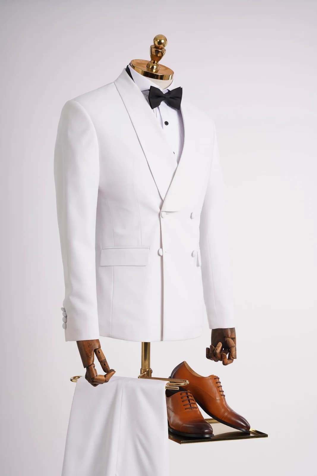 Tuxedo Trắng Hai Hàng Nút Bọc Ve Shawl Phối Nơ Đen — góc 2