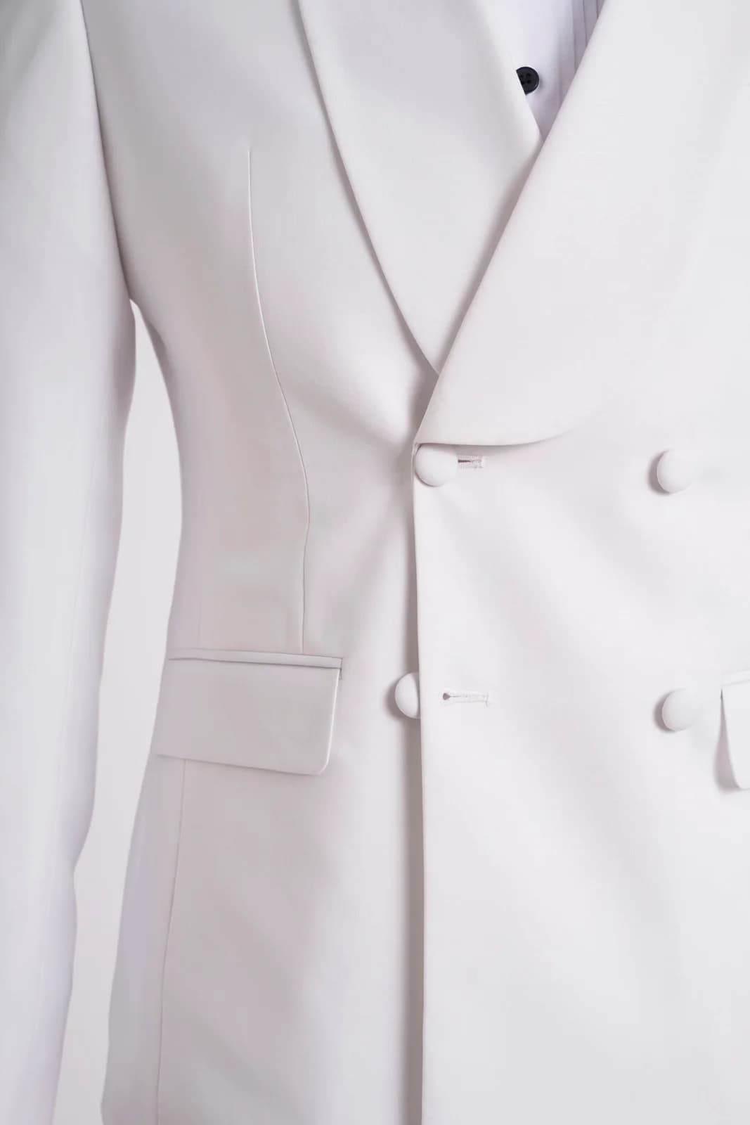 Tuxedo Trắng Hai Hàng Nút Bọc Ve Shawl Phối Nơ Đen — góc 3