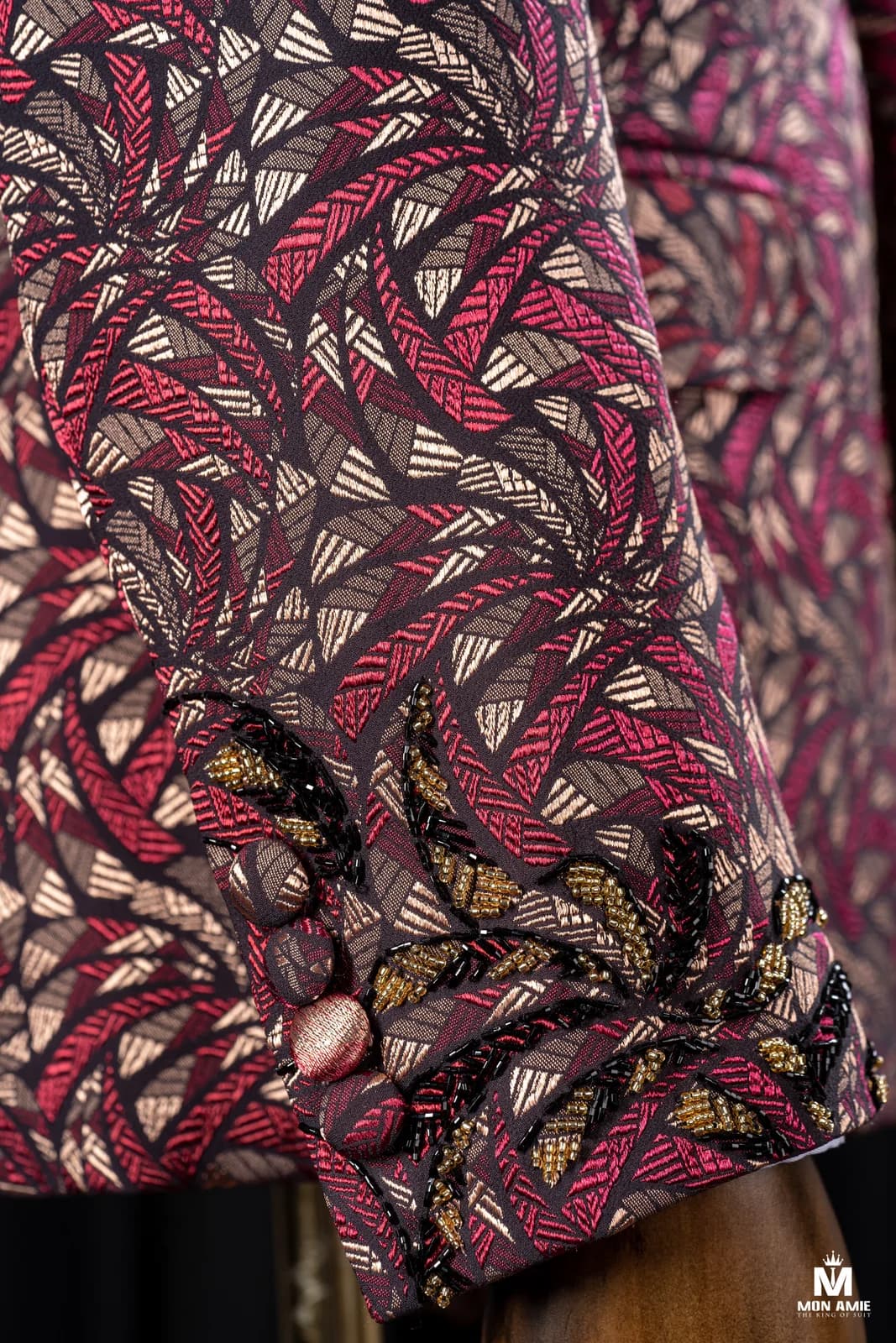 Tuxedo Jacquard Hồng Mận Ve Shawl Đính Cườm Vàng — góc 3