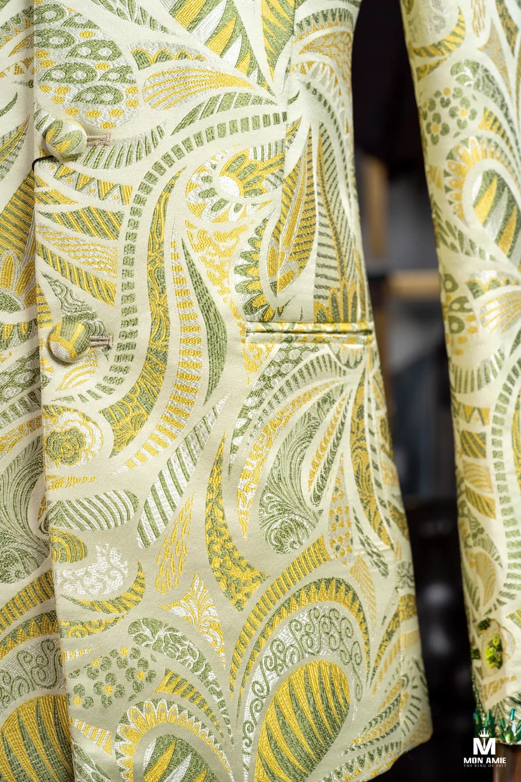 Áo Cổ Trụ Jacquard Xanh Lá Kem Đính Cườm Ngọc — góc 2