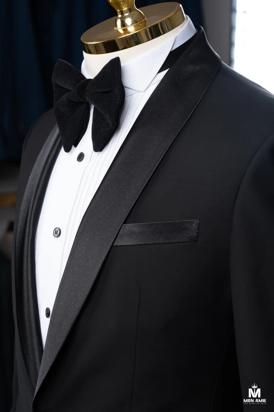 Tuxedo Đen Ve Shawl Satin Một Nút Đi Cùng Nơ Nhung — góc 3