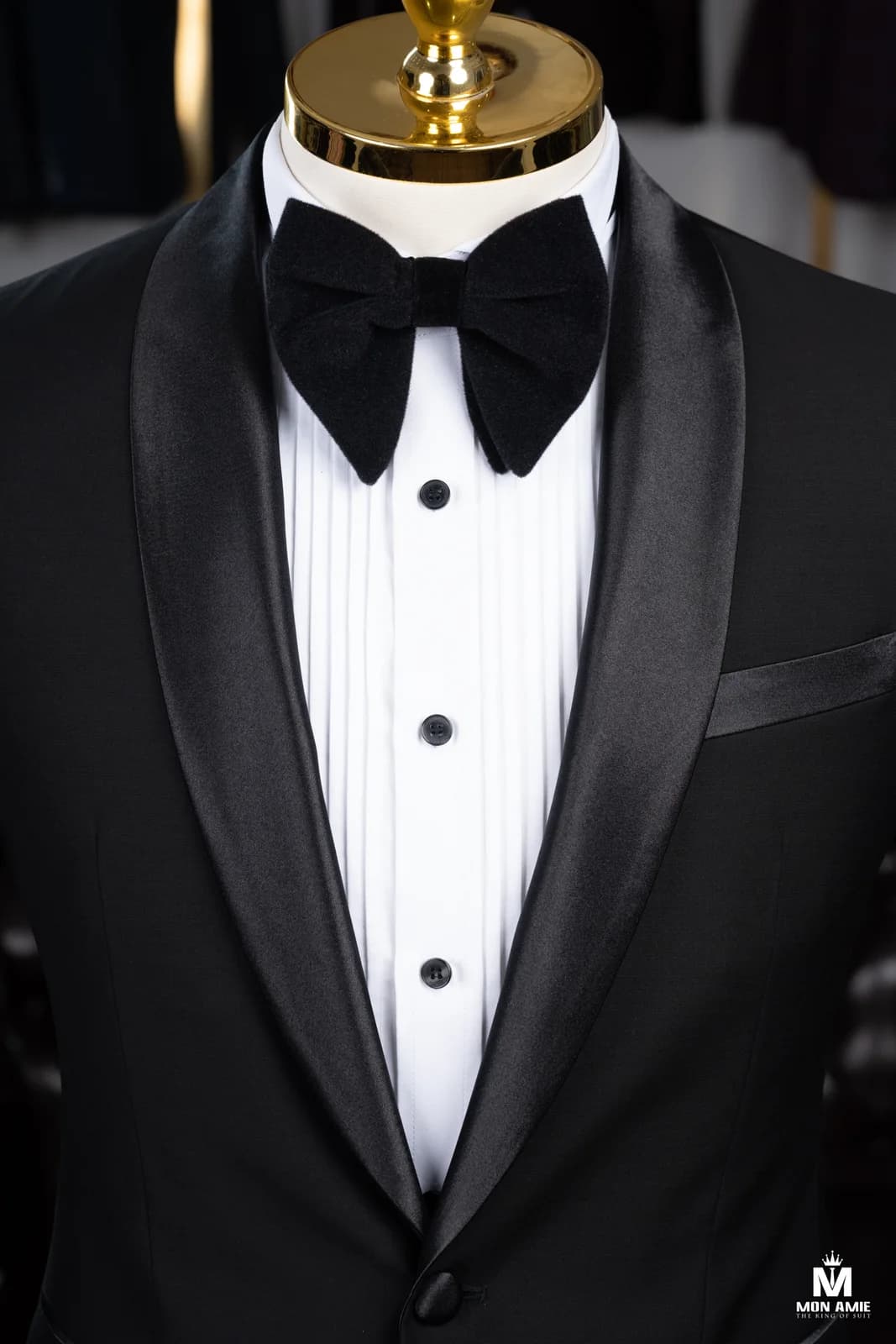 Tuxedo Đen Ve Shawl Satin Một Nút Đi Cùng Nơ Nhung — góc 4