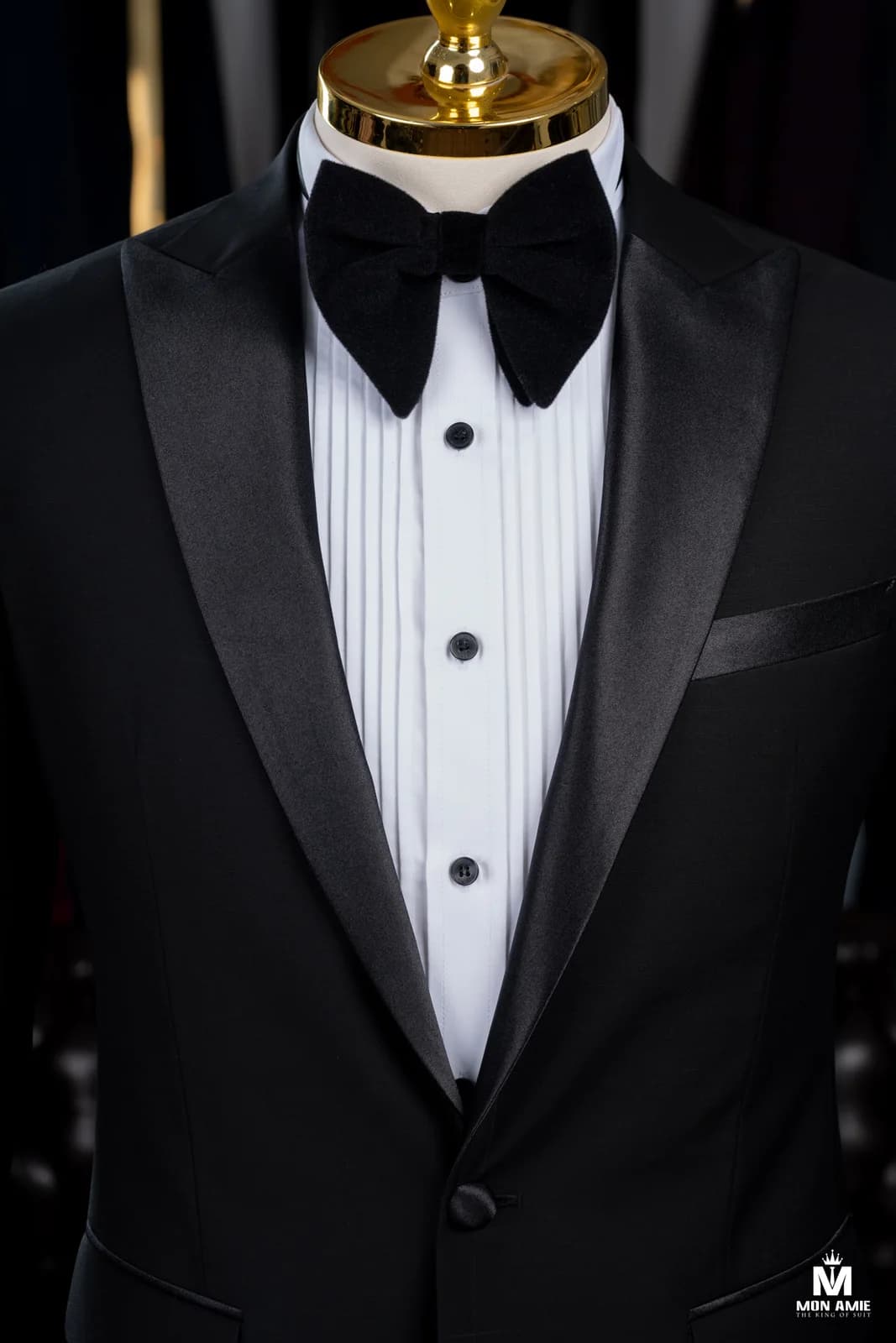 Tuxedo Đen Ve Nhọn Satin Một Nút Nơ Nhung Bản Lớn — góc 2