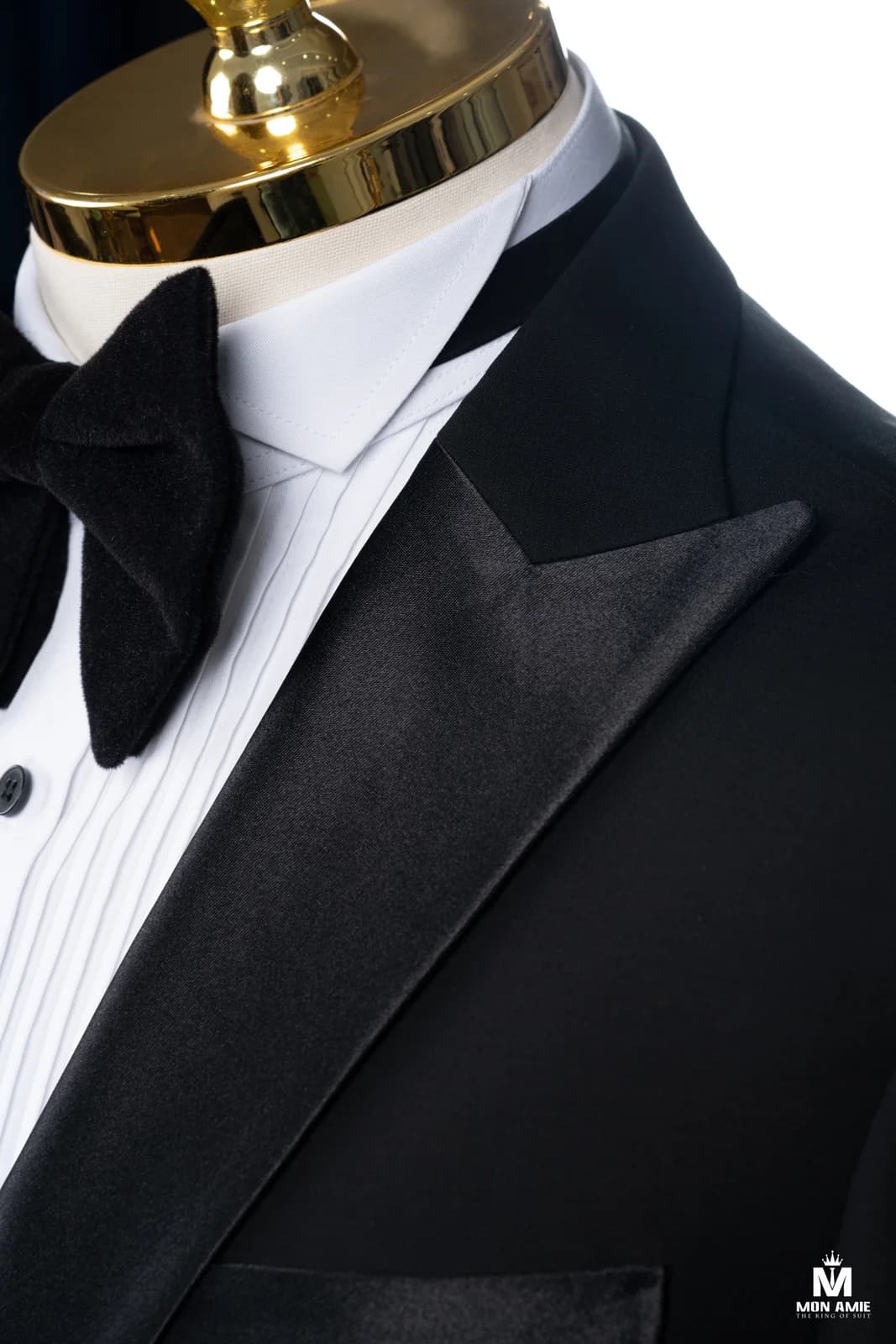 Tuxedo Đen Ve Nhọn Satin Một Nút Nơ Nhung Bản Lớn — góc 3