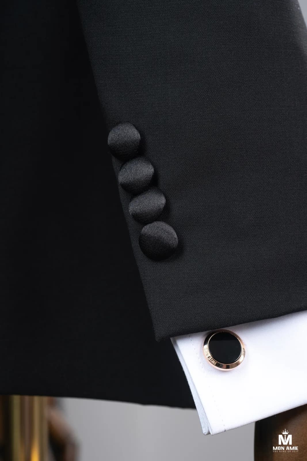 Tuxedo Đen Ve Nhọn Satin Một Nút Nơ Nhung Bản Lớn — góc 4