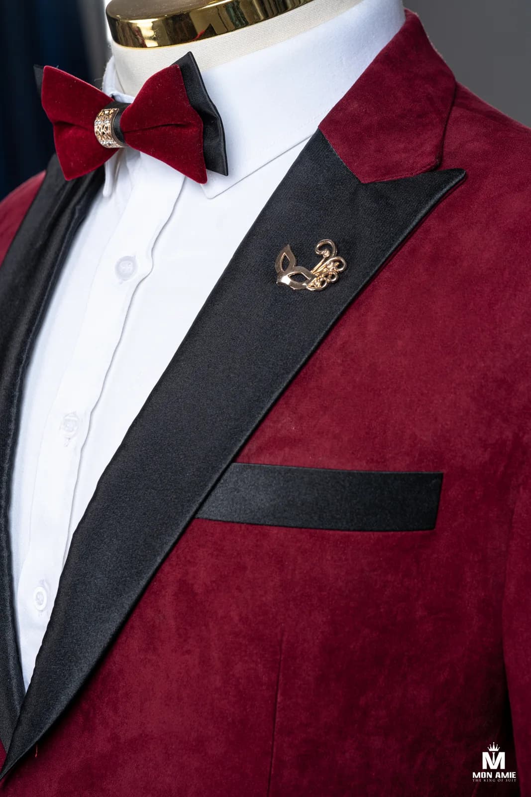 Tuxedo Nhung Đỏ Rượu Ve Nhọn Satin Đen Một Nút — góc 2