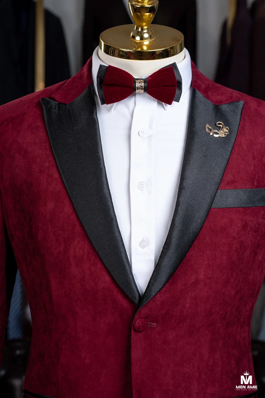 Tuxedo Nhung Đỏ Rượu Ve Nhọn Satin Đen Một Nút — góc 4