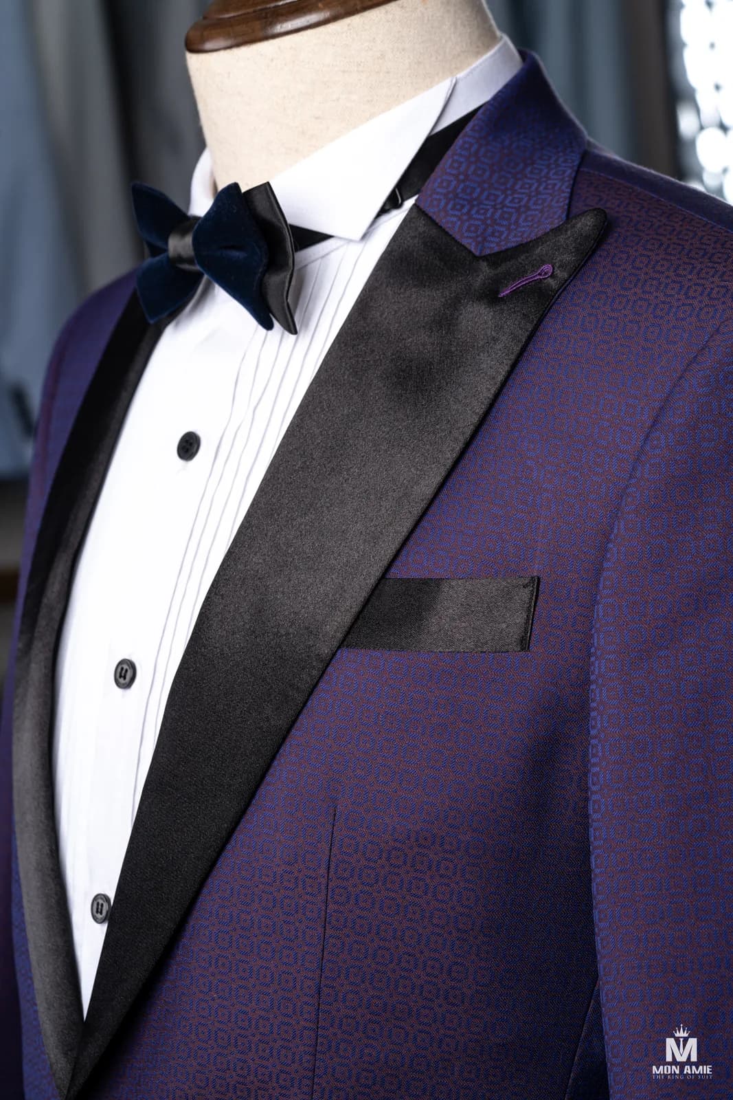 Tuxedo Tím Chàm Hoạ Tiết Hình Học Ve Nhọn Satin — góc 2