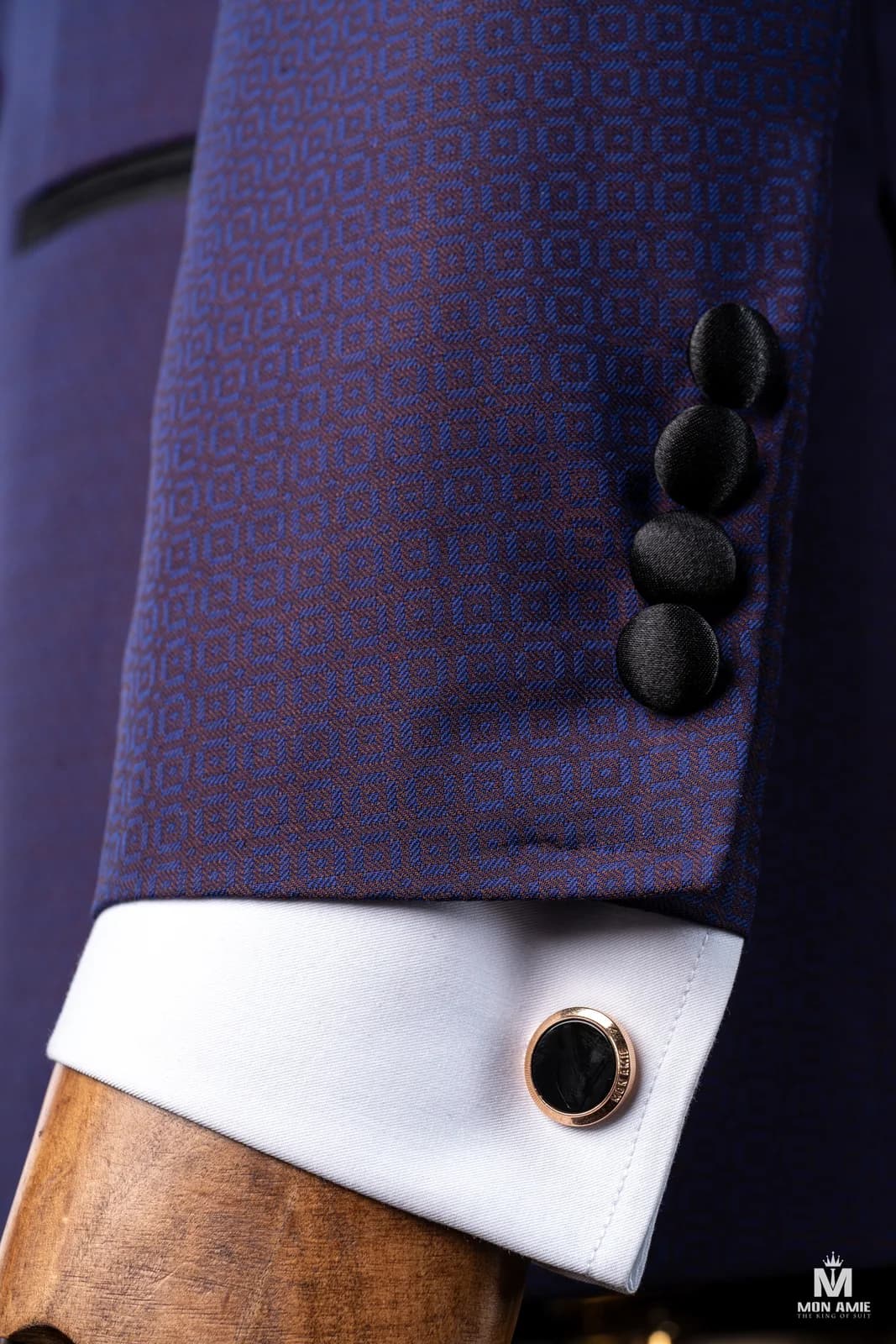 Tuxedo Tím Chàm Hoạ Tiết Hình Học Ve Nhọn Satin — góc 3