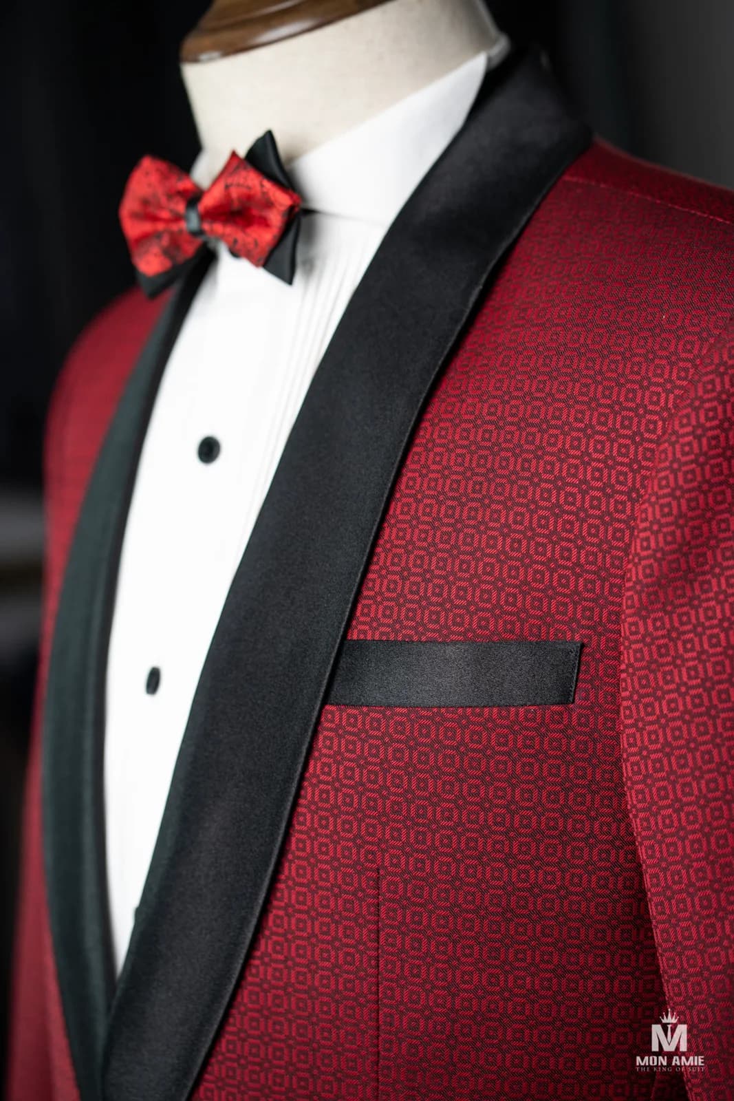 Tuxedo Đỏ Đô Hoạ Tiết Hình Học Ve Shawl Satin Đen — góc 2