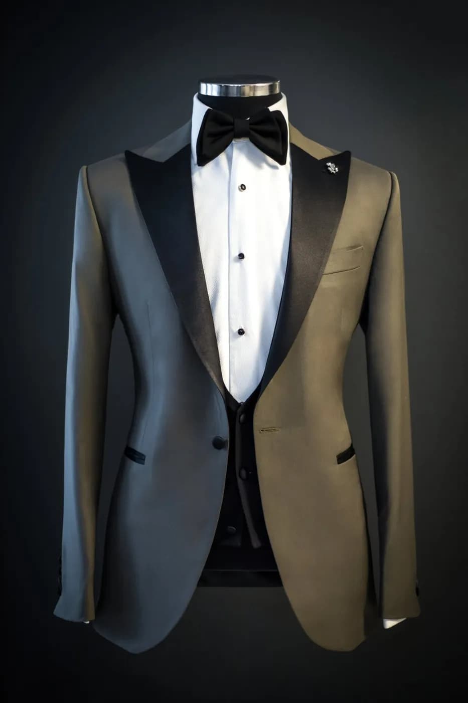 Áo tuxedo ánh đồng ve nhọn satin đen trên nền tối