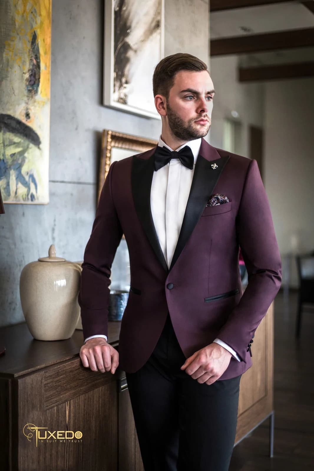 Tuxedo Rượu Vang Ve Nhọn Satin — TUX-026