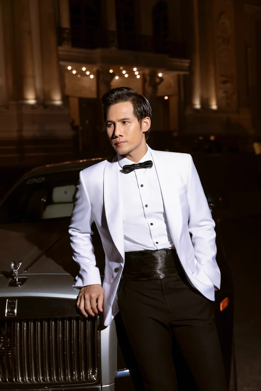Tuxedo Trắng Ve Shawl Lớn Cummerbund Đen Nơ Bóng — TUX-111