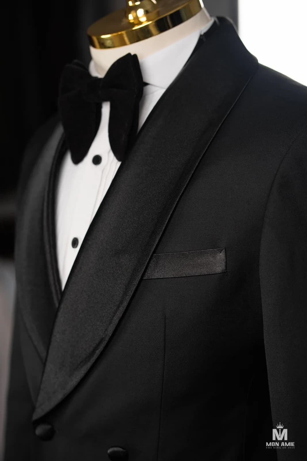 Tuxedo Đen Hai Hàng Nút Ve Shawl Satin — góc 3
