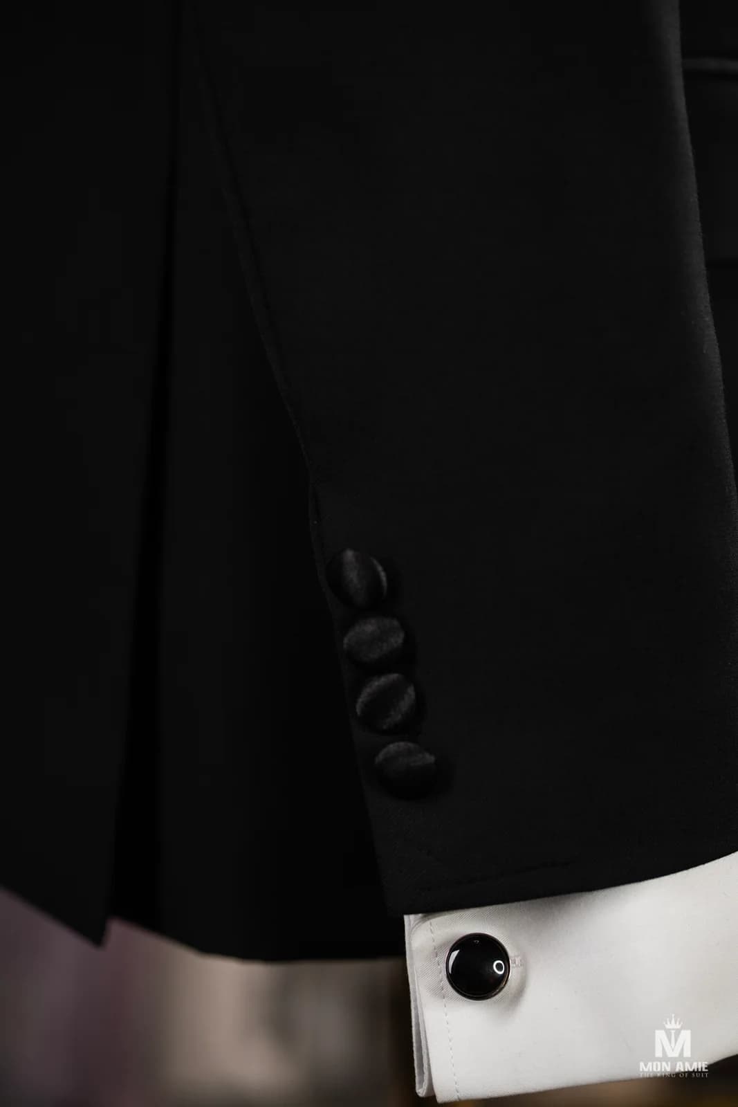 Tuxedo Đen Hai Hàng Nút Ve Shawl Satin — góc 4
